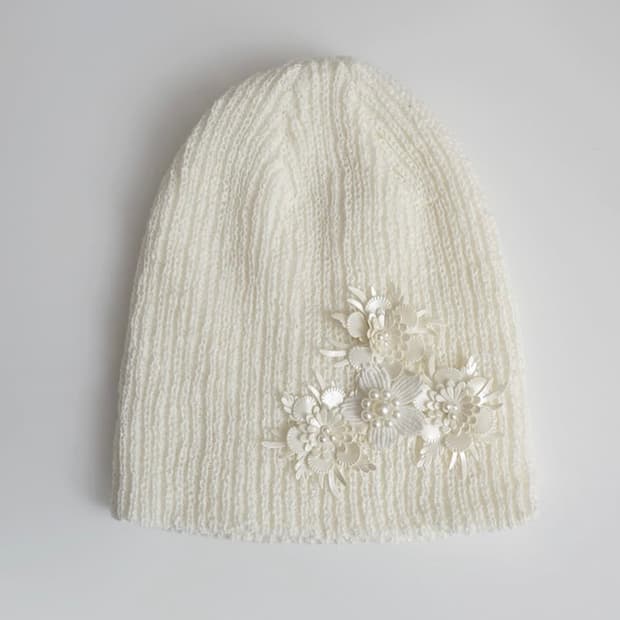 생긴스튜디오 24 봄 컬렉션 꽃 장식 아이보리 니트 비니