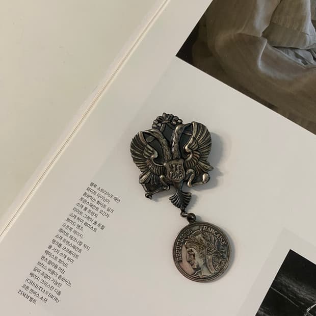 빈티지 메달 드롭 브로치