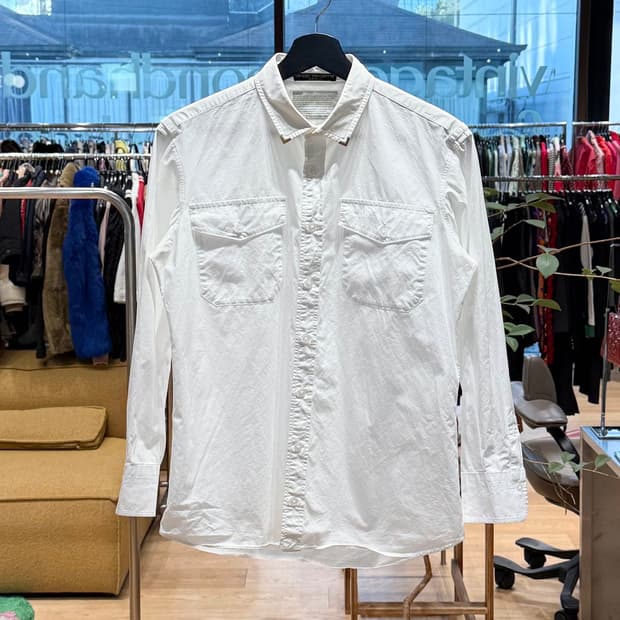 컬러 화이트 포켓 코튼 셔츠