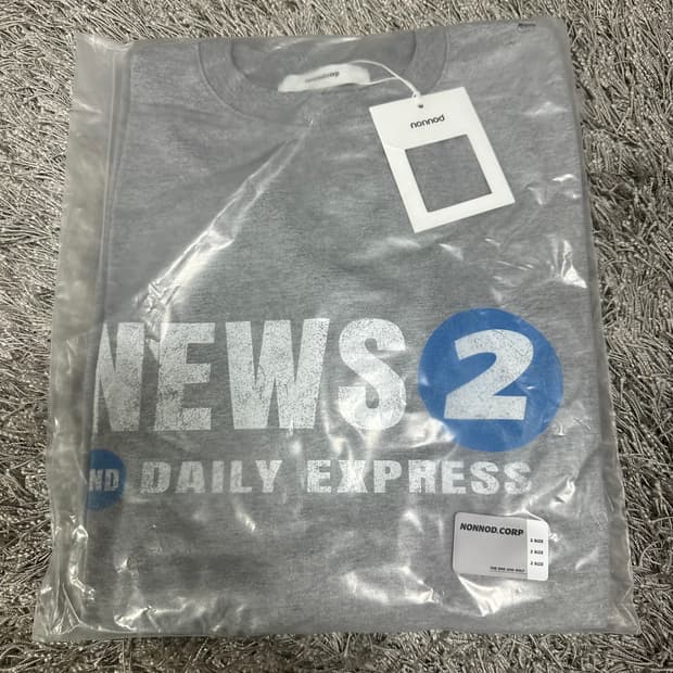 [2] 논노드 퍼커링 뉴스 반팔 티셔츠 그레이