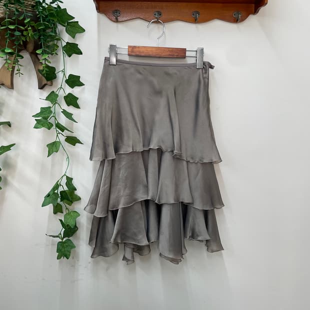 페미닌 로맨틱 모카 새틴 언발 티어드 롱스커트