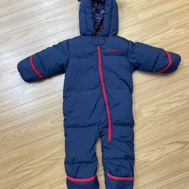 콜롬비아 아기 우주복 24M 판매합니다. 네이비 색상에 모자에 귀여운 귀
