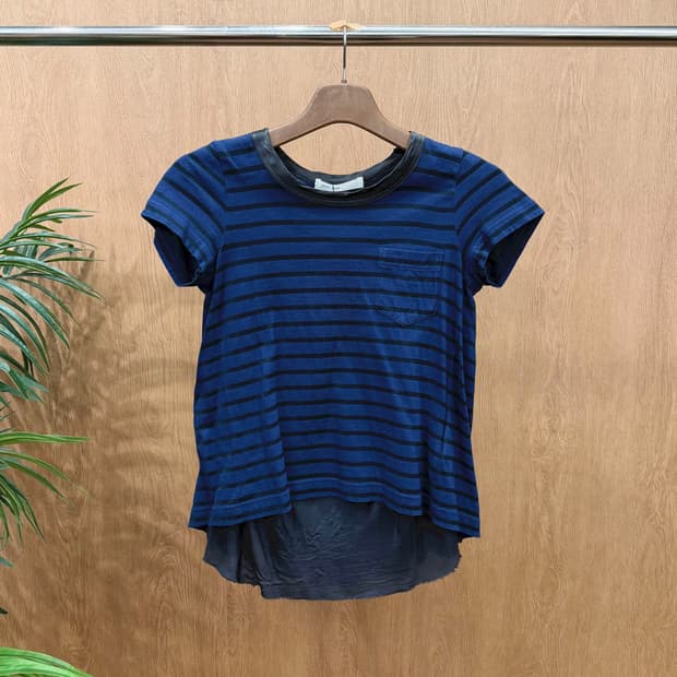 사카이 럭 반팔 블라우스 스트라이프 패턴 플리츠 레이어드 디테일 네이비