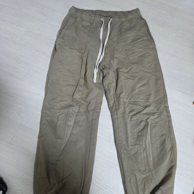 베이지 스웨트팬츠