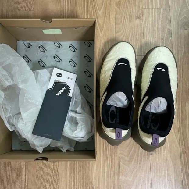 오클리 Ostrich Flesh Ivory(275 size)