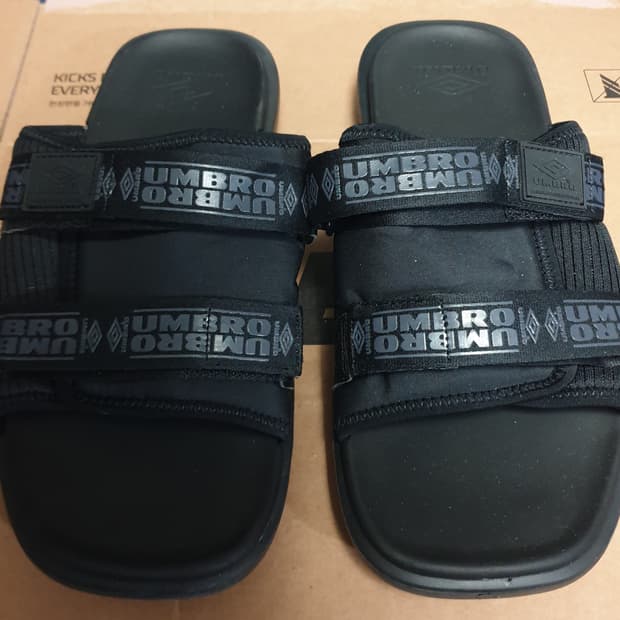 엄브로 쿠셔닝 스트랩 스퀘어 샌들 슬리퍼 블랙 (270)