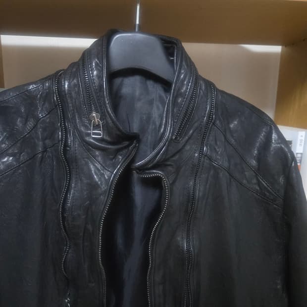 램스킨 사선 절개 레더자켓