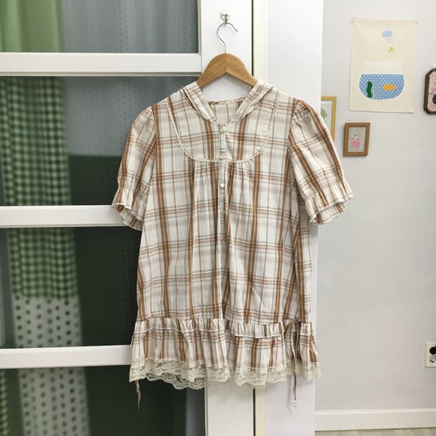 체크 후드 레이스 블라우스