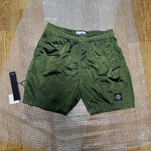 스톤아일랜드 나일론메탈 반바지 올리브그린 M사이즈