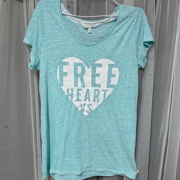 VICTORIA’S SECRET. Free Heart T