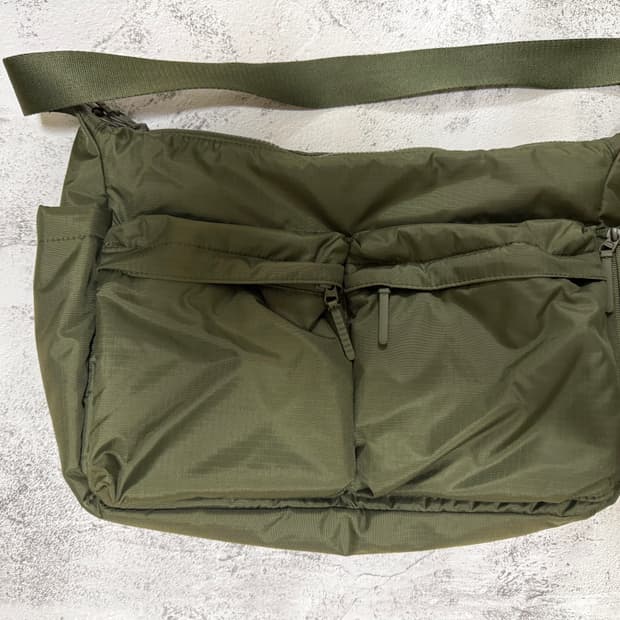 유니클로 멀티포켓 숄더백