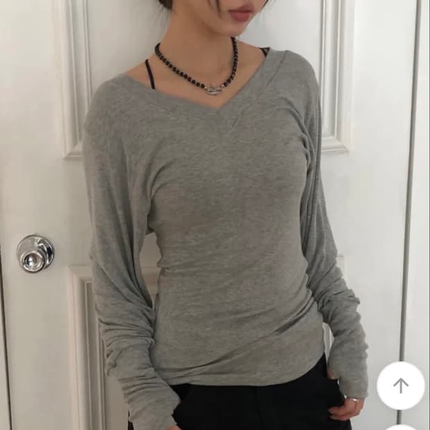 원더원더 브이넥 긴소매 팃츠