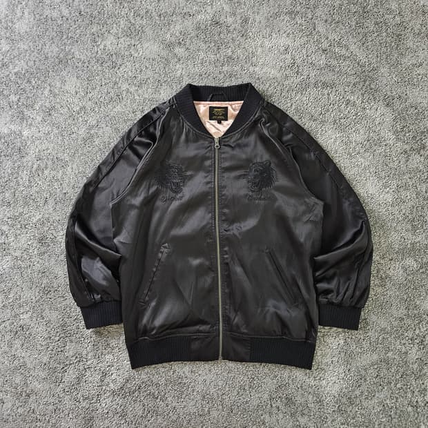 [무료배송] CARHARTT 타이거 자수 봄버 자켓