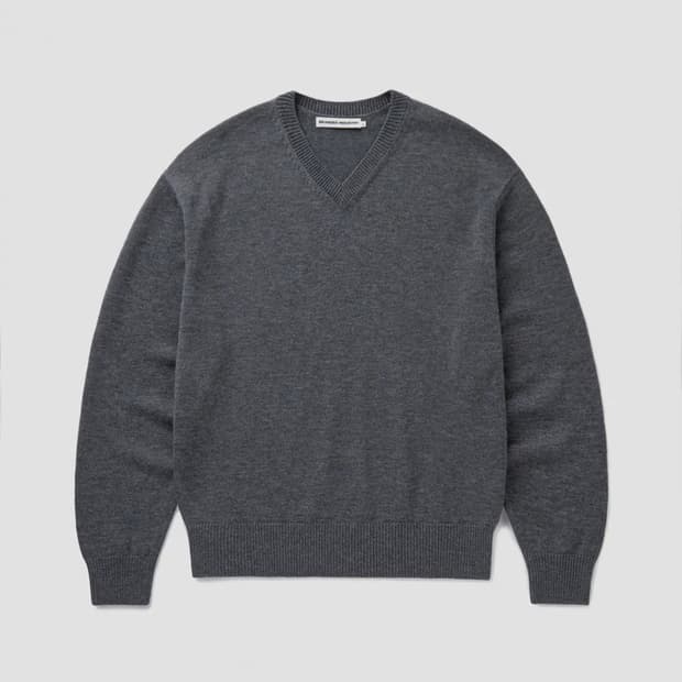 [M] 브랜디드 클라우드 슈퍼파인 브이넥 니트 차콜