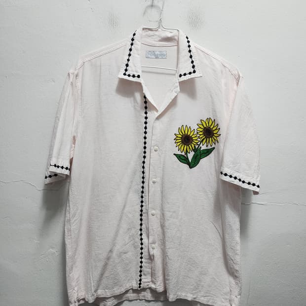 EL CLOVER 해바라기자수 반팔 셔츠