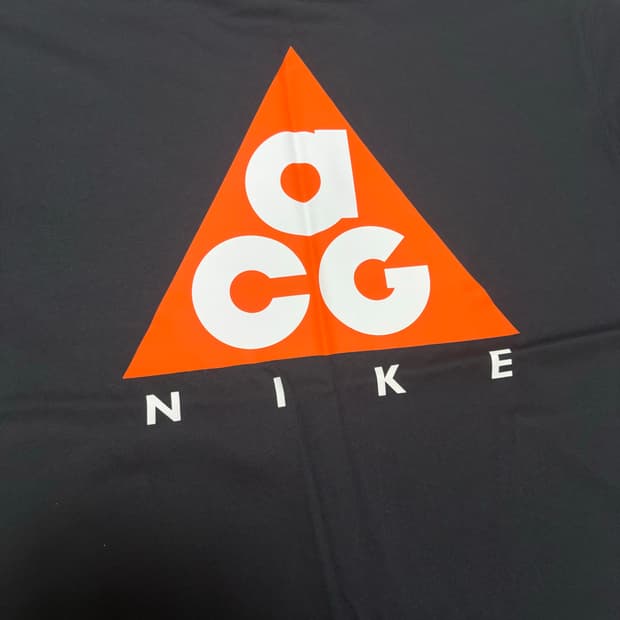 나이키 acg 반팔 블랙