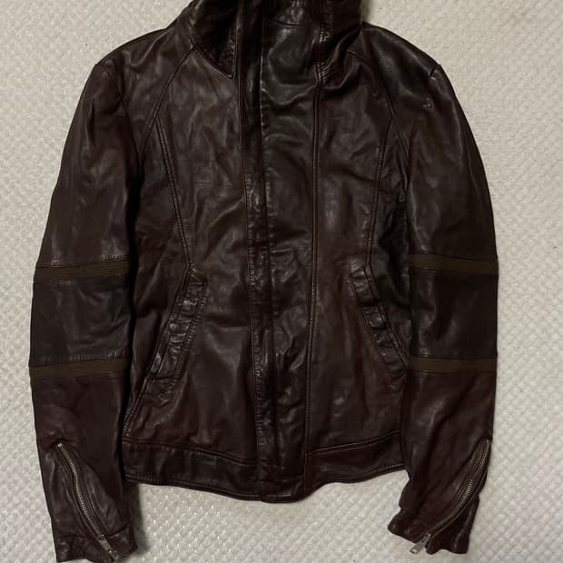 [50]PULF FICTION 웨스턴 무드 양가죽 하이넥 사선 절개 레더