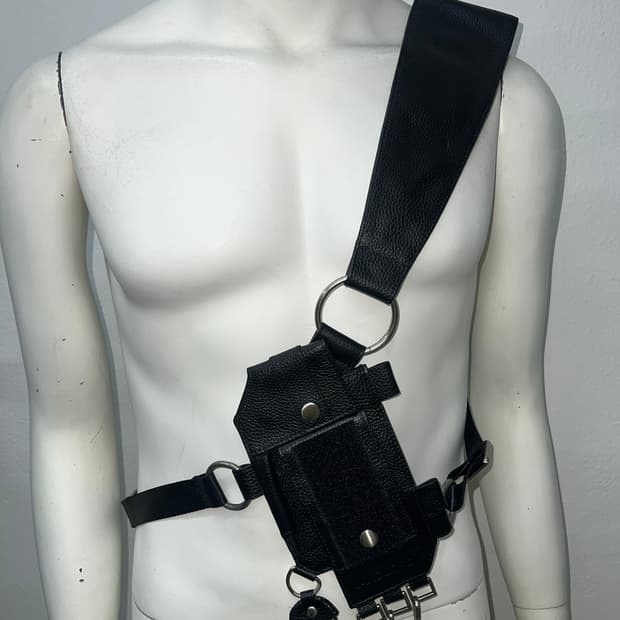 LANDLORD 블랙 가죽 유틸리티 백 사이버코어