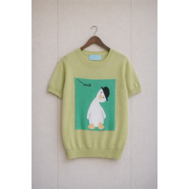 모자 쓴 오리 연두색 티셔츠