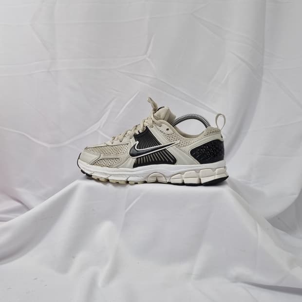 225 나이키 줌 보메로 5 플래티넘 스니커즈