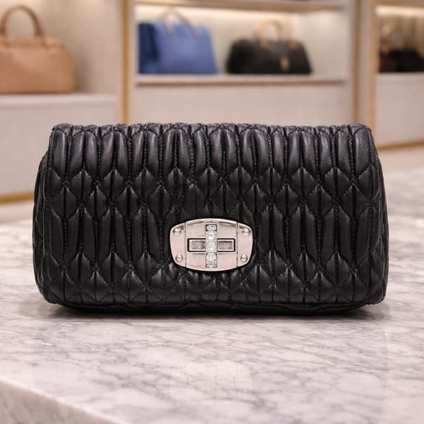 [S급] 미우미우 크리스탈 나파 가죽 체인 백 미니 판매합니다!!!