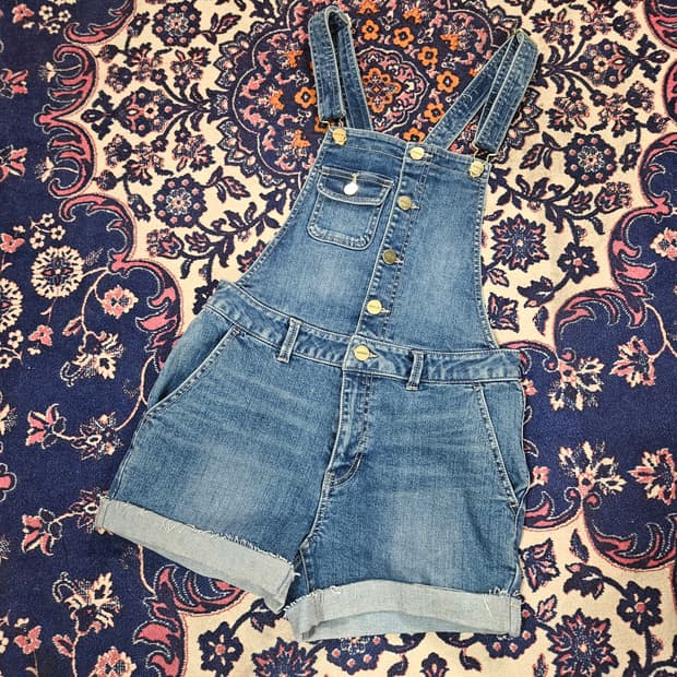 게스(GUESS) 골든 버튼 데님 멜빵 반바지 26