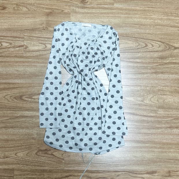 빈티지 d.i.a 긴팔 티셔츠입니다. 쨍한 핑크색에 셔링 디테일이 들어가