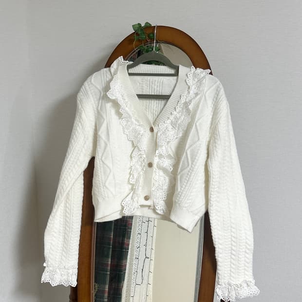 펀칭 프릴 크롭 니트가디건