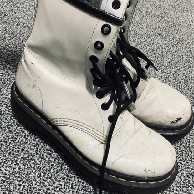 닥터마틴 8홀 1460 화이트 uk4 (230)