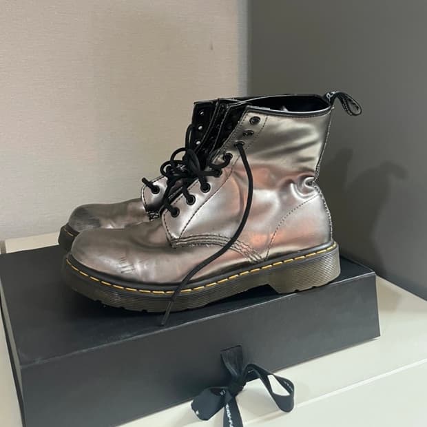닥터마틴 실버 사이즈 245-250 (US 8)