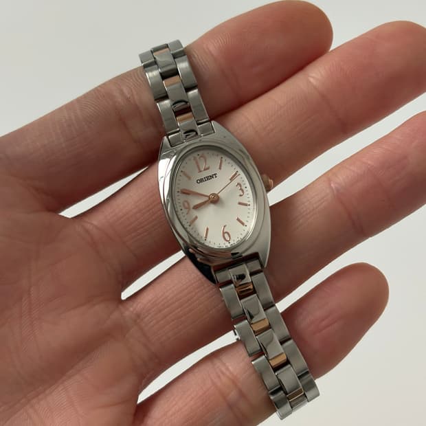오리엔트 1990년대 빈티지 시계 실버 오벌 쿼츠 여성
