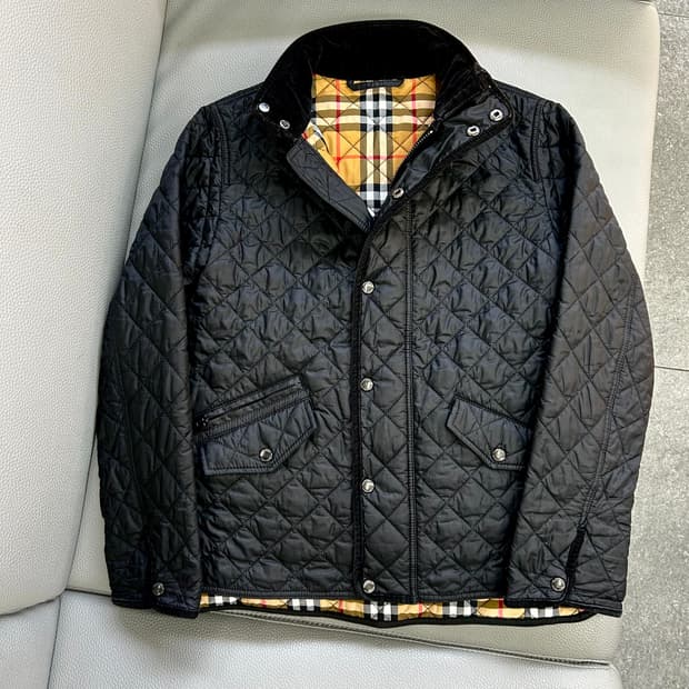 버버리 키즈 하이넥 코듀로이 퀼팅 블랙 자켓(10세)