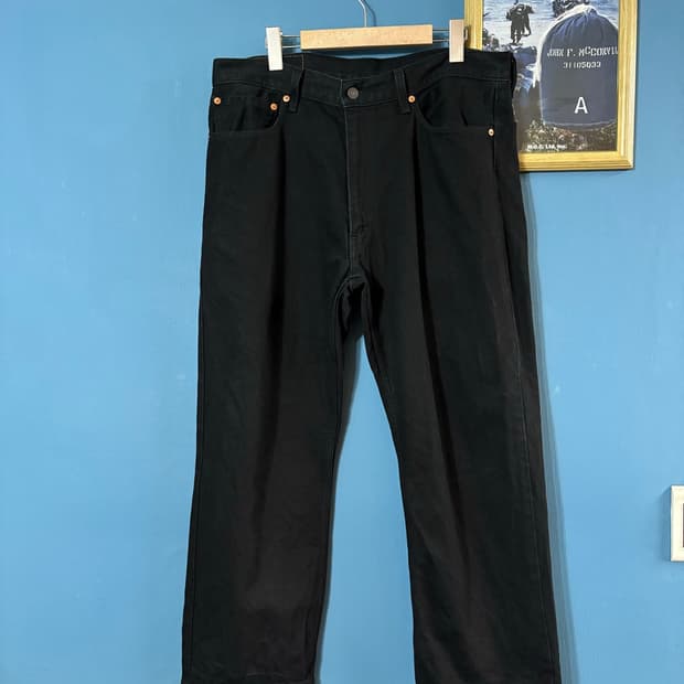 00‘s Levi's 555 96 Black denim pant.