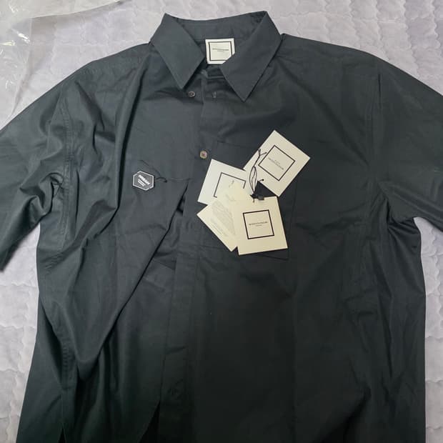 우영미 백로고 숏슬리브 셔츠 블랙 - 24SS 52사이즈