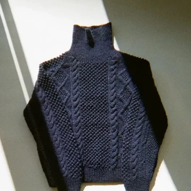 얼바닉30 케이블 터틀넥 니트 인버알란