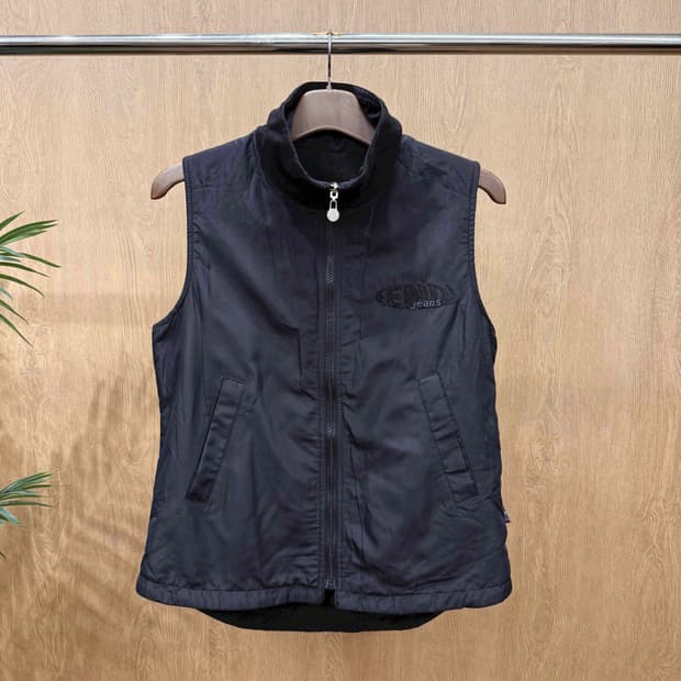 펜디 진스 플리스 안감 집업 베스트 후면 빅로고 자수 디테일 블랙