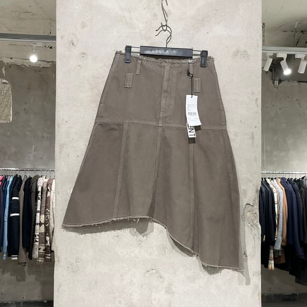 커런트 카키 에이시머트리 플레어 미디 스커트