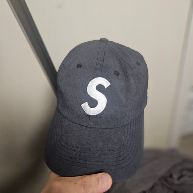 (최저가)슈프림 코듀라 립스탑 S 로고 6-패널팝니다. 상태좋아요.