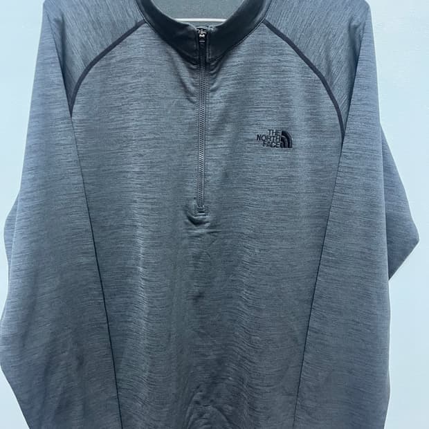 노스페이스 그레이 색상 하프집업 긴팔 티셔츠입니다.   신축성 있어서 편