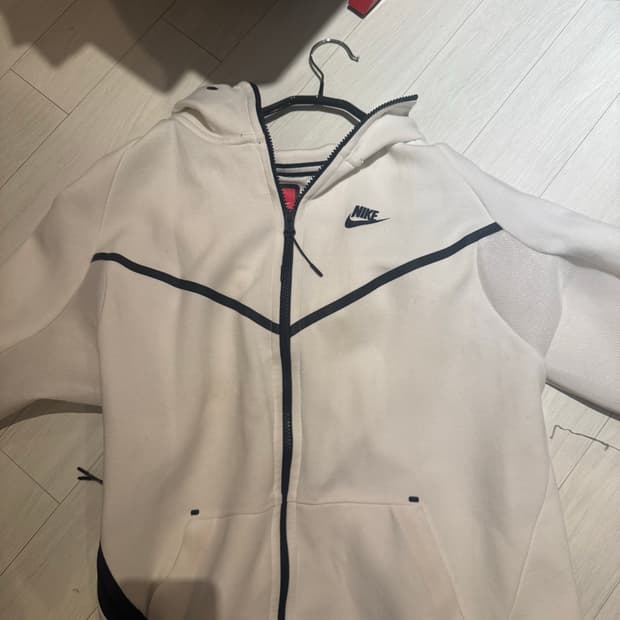나이키 흰색 테크팩 판매합니다