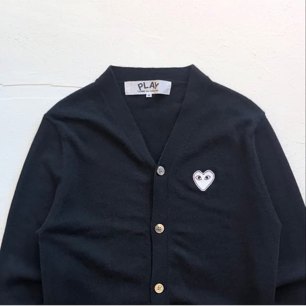 꼼데가르송 화이트 와펜 블랙 가디건