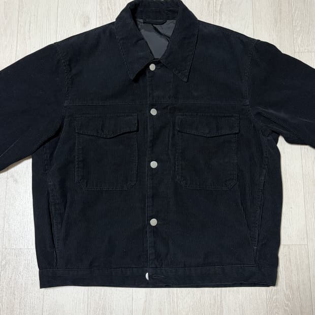 에잇세컨즈 코듀로이 숏 트러커 블랙