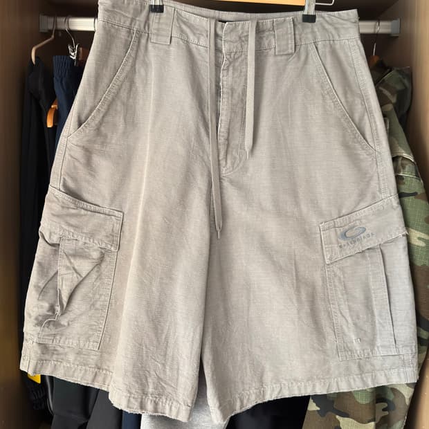 발렌시아가 카고 버뮤다 쇼츠