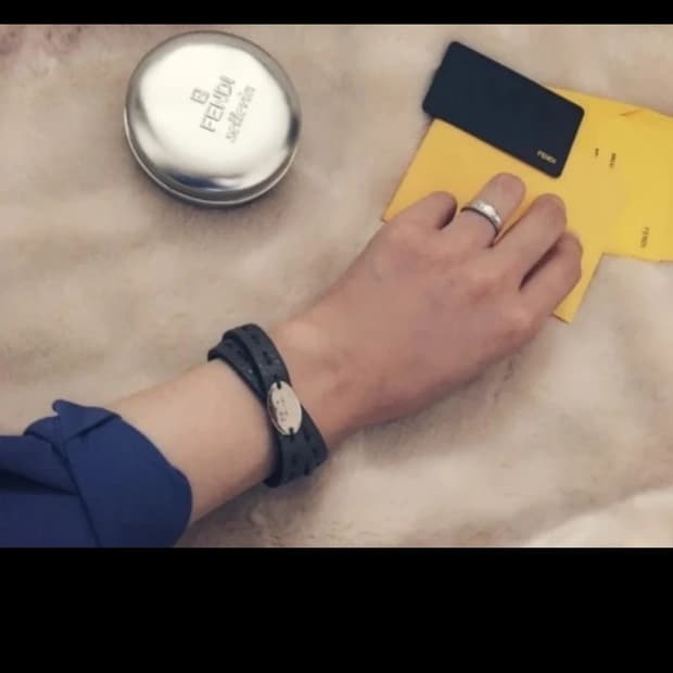 (정품)펜디 셀러리아 2줄 블랙 가죽 팔찌