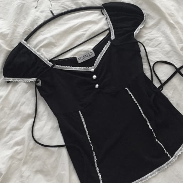뉴얼린 Liz shirring lace button Blouse