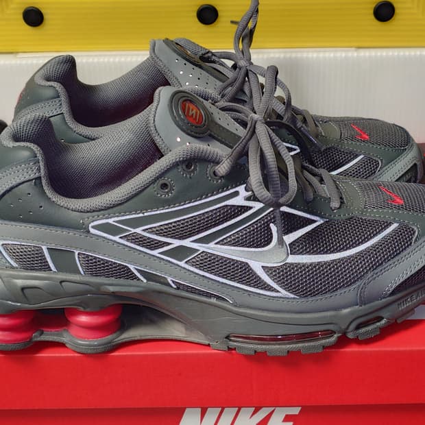 [270] 나이키 샥스 라이드2 스모크 그레이 유니버시티 레드