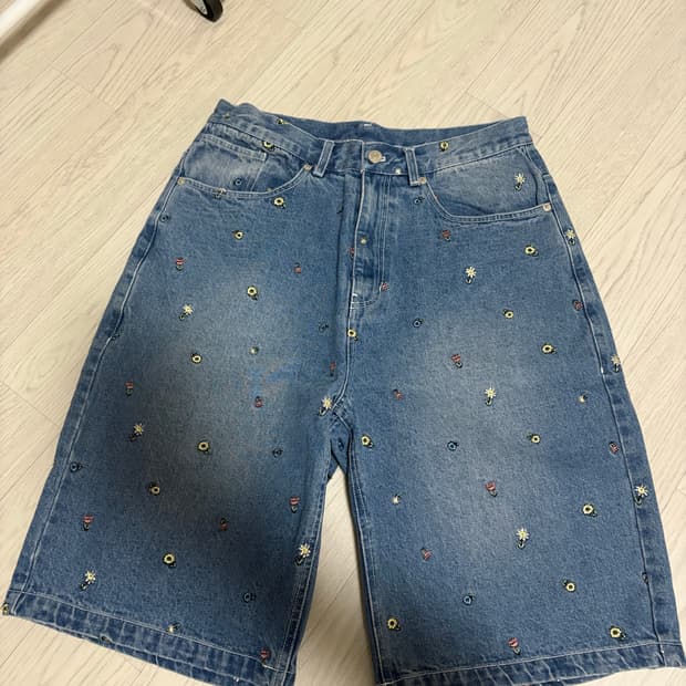 위캔더스 키치 꽃자수 버뮤다 데님팬츠 청 반바지