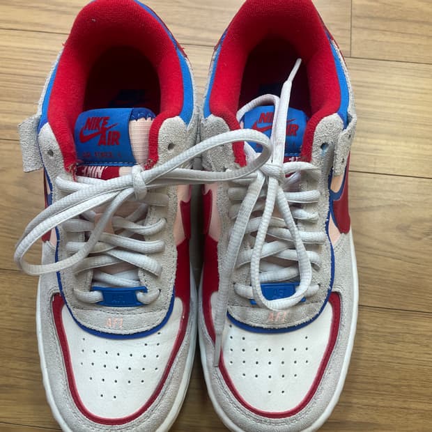 나이키 에어포스1 쉐도우 레드블루 230mm입니다. 밑창에 약간의 사용감