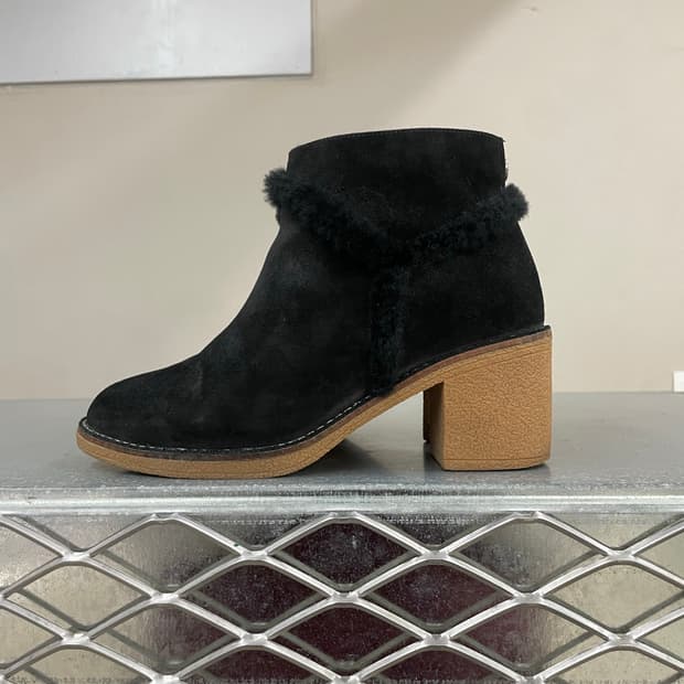 어그 카센 블랙 스웨이드 앵클 부츠 240