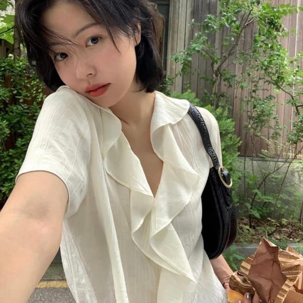 오브네어 줄라이 프릴 블라우스 웨이브 셔링 여름 반팔 실크 브이넥